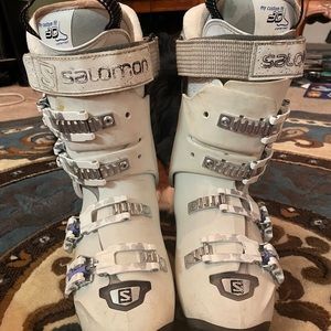 24.5 Salomon women’s ski boot